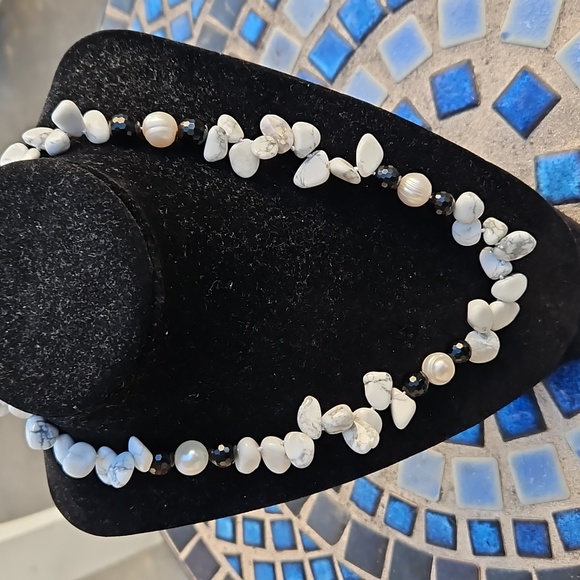 Lustrous Howlite Pear Necklace Faceted Glass Beads Toggle Clasp Black/White OS - Picture 4 of 5